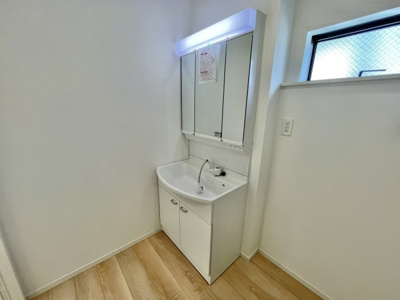 【洗面所】 | 【新築戸建て】秋田市千秋中島町 | 写真は完成イメージです。
三面鏡付き洗面台◎毎日の生活に必要なアイテムをしっかり収納でき、洗面所周りがスッキリ♪