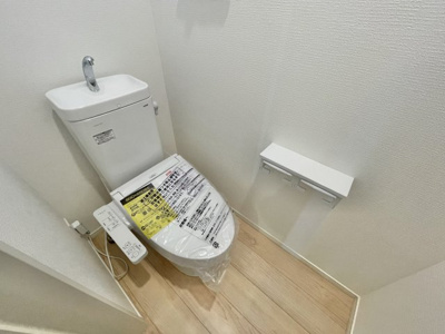 【トイレ】 | 【新築戸建て】秋田市千秋中島町 | 写真は完成イメージです。
各階にトイレがあるので、来客時も安心。家族のプライバシーも保てる嬉しい設計です♪