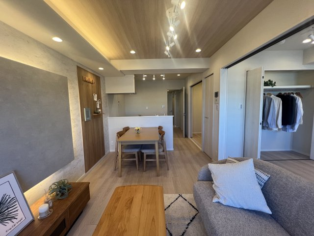 家具もエアコンもそのままどうぞ♪リノベされた【ライオンズマンション吉野町第6】