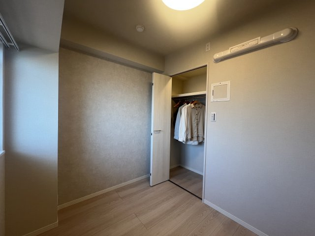 家具もエアコンもそのままどうぞ♪リノベされた【ライオンズマンション吉野町第6】の洋室|きれいな洋室です