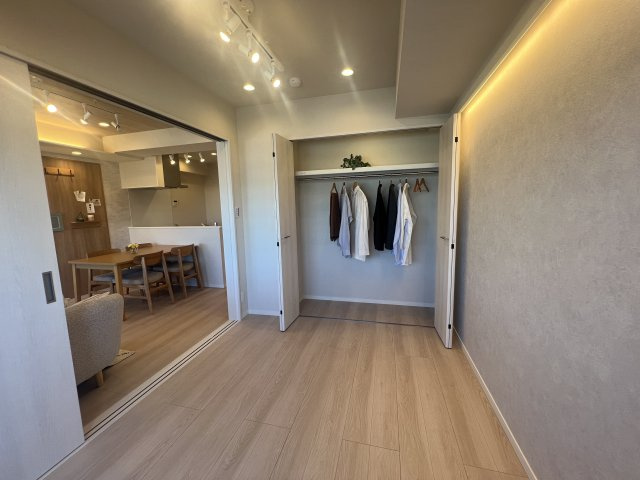 家具もエアコンもそのままどうぞ♪リノベされた【ライオンズマンション吉野町第6】の洋室|明るい洋室です