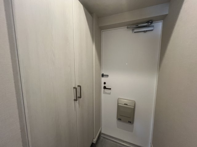 家具もエアコンもそのままどうぞ♪リノベされた【ライオンズマンション吉野町第6】の玄関|明るい玄関です