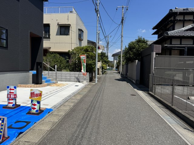市川市国府台５丁目新築戸建【国府台小学校：9分】の前面道路含む現地写真|東側前面道路