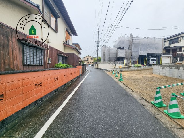 福岡市城南区友丘4丁目第1-3棟（1号棟）の前面道路含む現地写真|前面道路は閑静な住宅地をはしる車通りの少ない道路。お車の出し入れが苦手なママや小さなお子様にも安心ですね。しっかり舗装もされているので、ベビーカーや自転車で通っても快適に通行できます。