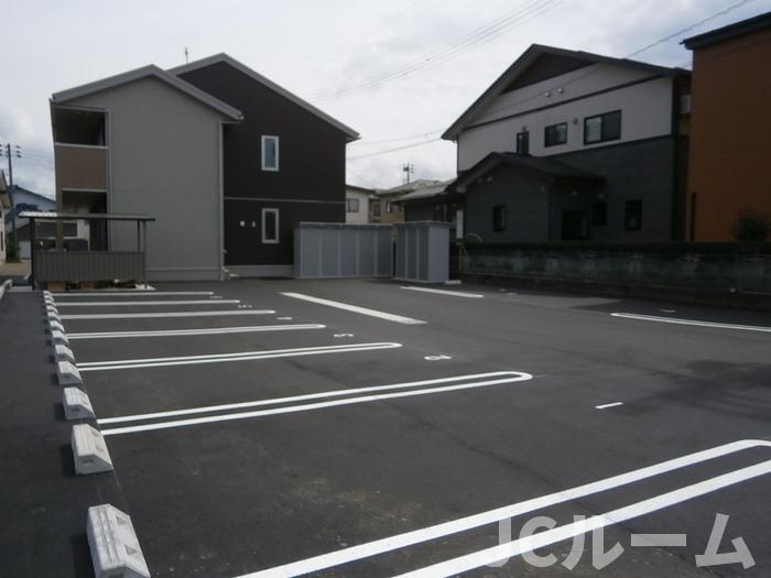 メゾン ド リオの駐車場