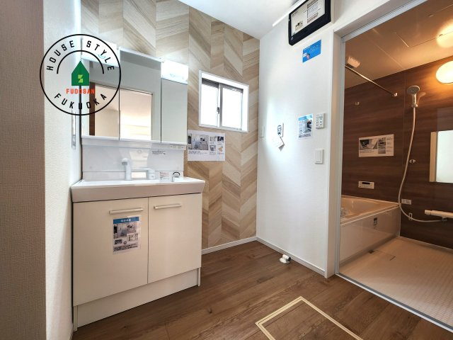 福岡市城南区友丘4丁目第1-3棟（2号棟）の内観：施工例|ゆとりの洗面スペースで朝の身支度もスムーズに。暮らしを快適に変えるシャワー付洗面台です！