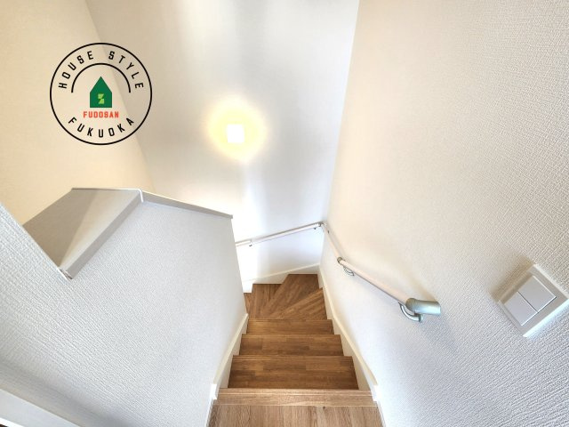 福岡市城南区友丘4丁目第1-3棟（2号棟）の内観：施工例|階段からも明るい光が入ります。採光や通風も階段の重要な役割です。