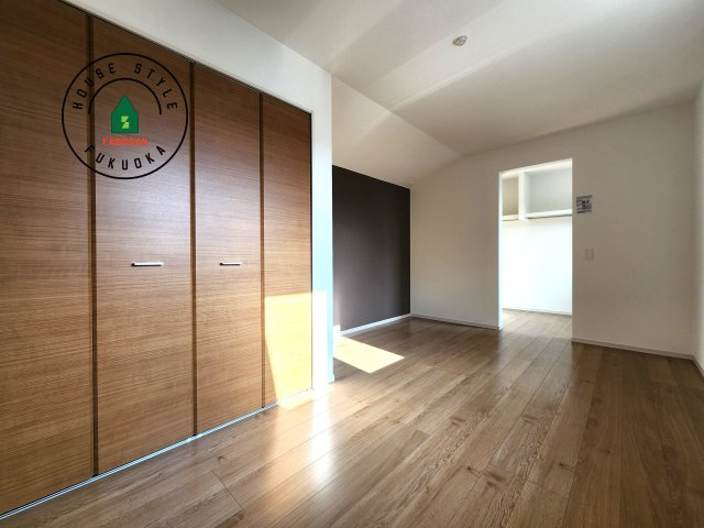 福岡市城南区友丘4丁目第1-3棟（2号棟）の内観：施工例|主寝室には収納力に優れたクローゼットがありますので、お部屋もすっきり片付きます。