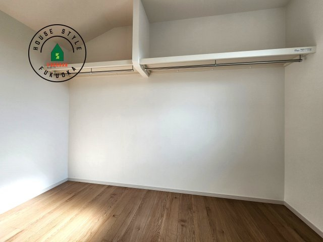 福岡市城南区友丘4丁目第1-3棟（2号棟）の収納|洋服や大きな荷物が多い方や人数の多いご家族などは、一般的なクローゼットよりもウォークインクローゼットのほうが使い勝手が良いです。