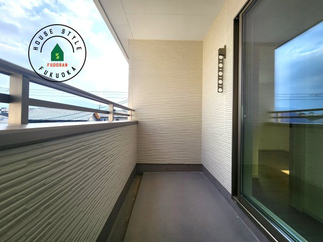 福岡市城南区友丘4丁目第1-3棟（2号棟）のバルコニー|風をしっかりと感じられるバルコニーでは、毎日が洗濯日和です。広々としているので洗濯も楽しくなるでしょうし、気分転換にバルコニーからの眺めを楽しむのもいいでしょう。