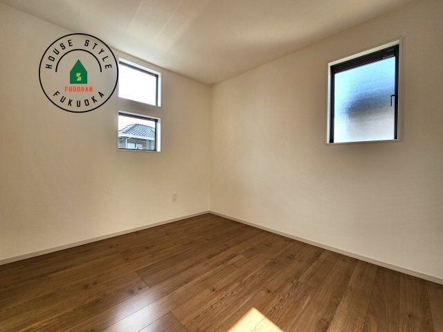 福岡市城南区友丘4丁目第1-3棟（2号棟）の子供部屋|柔らかい陽光が差し込む明るいお部屋を演出する設計。彩光の取れる窓が気持ちの良いお部屋を創り上げます。