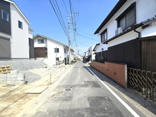 福岡市城南区友丘4丁目第1-3棟（2号棟）の前面道路含む現地写真|前面道路は閑静な住宅地をはしる車通りの少ない道路。お車の出し入れが苦手なママや小さなお子様にも安心ですね。しっかり舗装もされているので、ベビーカーや自転車で通っても快適に通行できます。