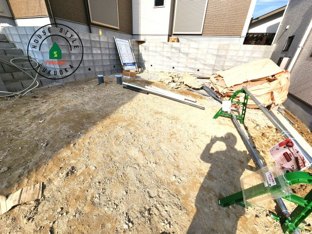 福岡市城南区友丘4丁目第1-3棟（2号棟）の駐車場|広々した駐車場になります。3台並列駐車となります。