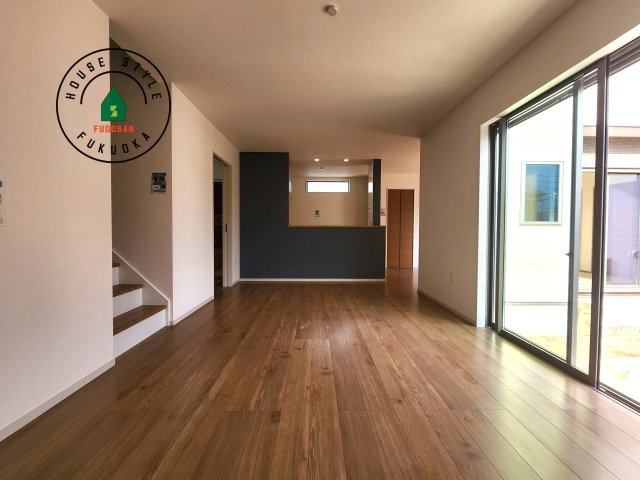 福岡市城南区友丘4丁目第1-3棟（2号棟）の居間・リビング|ご家族を近くに感じられる対面キッチンのLDK。会話もはずみそうですね。