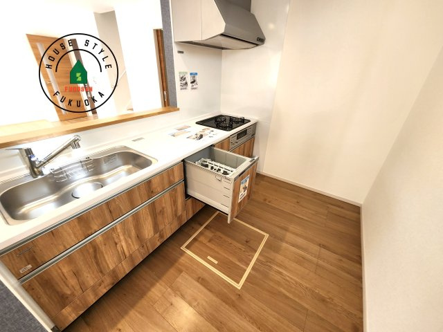 福岡市城南区友丘4丁目第1-3棟（2号棟）のキッチン|ダイニングテーブルへの配膳がラクラク、お料理はかどるカウンター付きシステムキッチン！