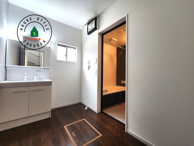 福岡市城南区友丘4丁目第1-3棟（3号棟）の内観：施工例|ゆとりの洗面スペースで朝の身支度もスムーズに。暮らしを快適に変えるシャワー付洗面台です！
