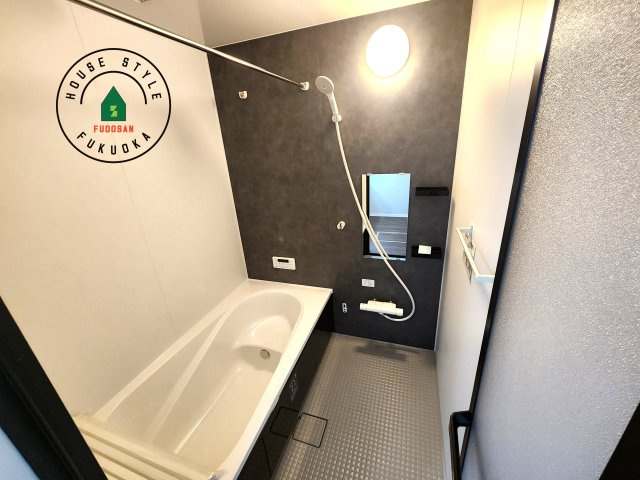 福岡市城南区友丘4丁目第1-3棟（3号棟）の内観：施工例|1日の疲れを癒してくれる広々バスルーム。雨の日のお洗濯にも大活躍な浴室乾燥機付です！