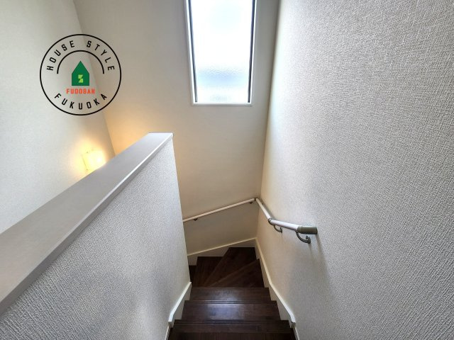 福岡市城南区友丘4丁目第1-3棟（3号棟）の内観：施工例|階段からも明るい光が入ります。採光や通風も階段の重要な役割です。