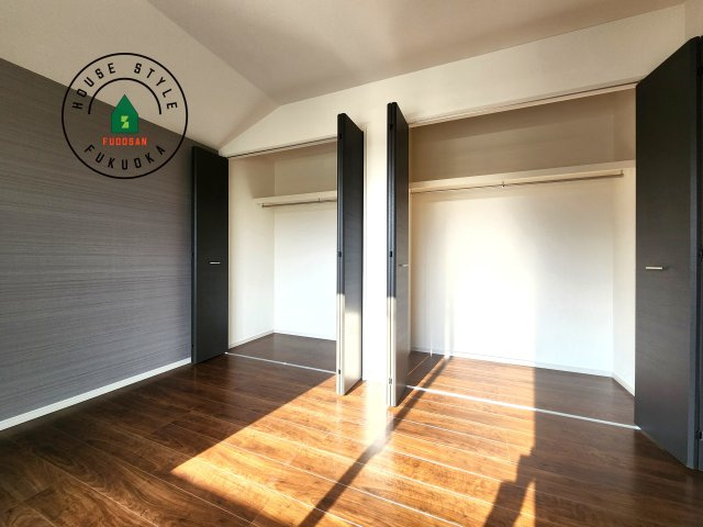 福岡市城南区友丘4丁目第1-3棟（3号棟）の内観：施工例|洋服や大きな荷物が多い方や人数の多いご家族などは、一般的なクローゼットよりもウォークインクローゼットのほうが使い勝手が良いです。