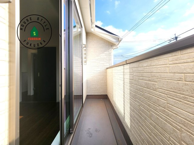 福岡市城南区友丘4丁目第1-3棟（3号棟）の外観：施工例|風をしっかりと感じられるバルコニーでは、毎日が洗濯日和です。広々としているので洗濯も楽しくなるでしょうし、気分転換にバルコニーからの眺めを楽しむのもいいでしょう。