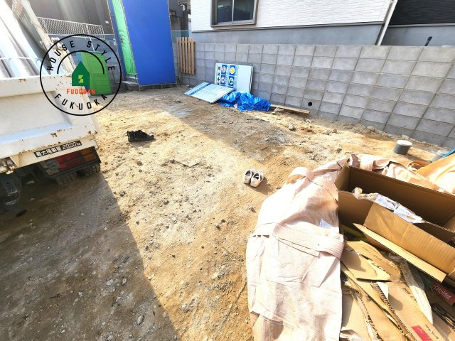 福岡市城南区友丘4丁目第1-3棟（3号棟）の駐車場|広々した駐車場になります。3台並列駐車となります。