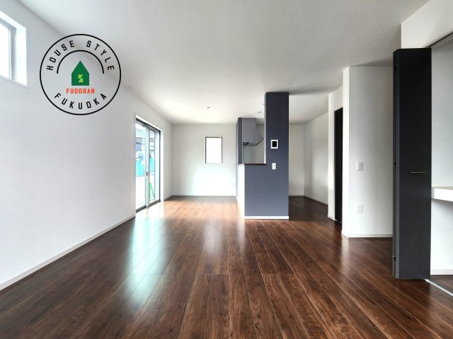 福岡市城南区友丘4丁目第1-3棟（3号棟）の内観：施工例|ご家族を近くに感じられる対面キッチンのLDK。会話もはずみそうですね。