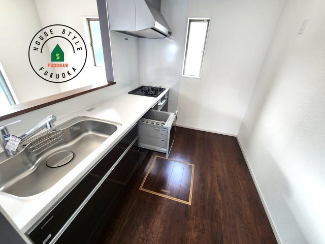 福岡市城南区友丘4丁目第1-3棟（3号棟）の内観：施工例|ダイニングテーブルへの配膳がラクラク、お料理はかどるカウンター付きシステムキッチン！