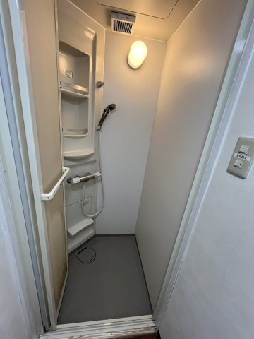 【その他共用部分】 | 売アパート　曙FOB　 | 共同洗濯機とシャワールーム×2