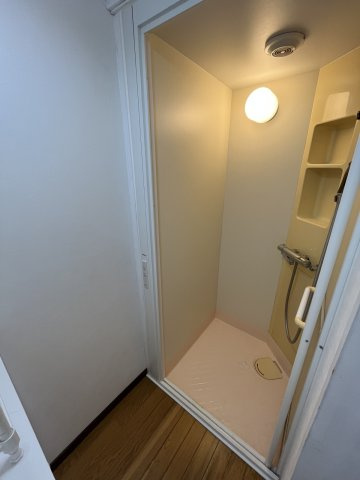 【その他共用部分】 | 売アパート　曙FOB　 | 共同洗濯機とシャワールーム×2