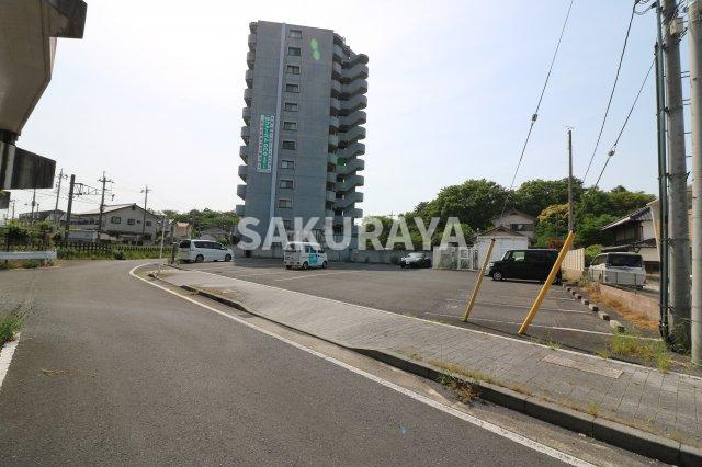 パークサイドヒルズの駐車場