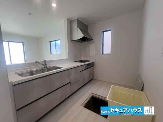 【今からご案内可能】知多郡東浦町森岡 全2棟 A号棟の洋室|家族一人ひとりの大切なプライベート空間。趣味に合わせて使って頂けるようシンプルに仕上げてあります。暮らし心地を大きく左右する収納を、適材適所に配置し使い勝手を考慮しました。　