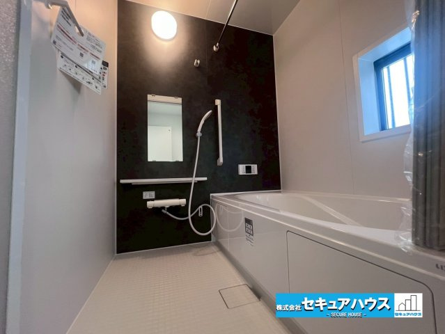 【今からご案内可能】知多郡東浦町森岡 全2棟 A号棟のバルコニー|【バルコニー】
◆見晴らしもよく、太陽の温かな温もりをめいっぱい受け止めてくれます。
太陽の光と爽やかな風を受けたお洗濯物はあっという間に乾き、取りこむ時には太陽の匂いを感じられそうですね。　　