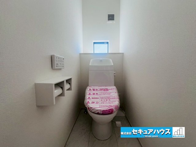 【今からご案内可能】知多郡東浦町森岡 全2棟 A号棟の玄関|【玄関】
◆光が差し込み明るいです。気分も晴れやかになりますね。
◆玄関には、収納力のあるシューズボックスがございます。玄関まわりがすっきり片付きます。　