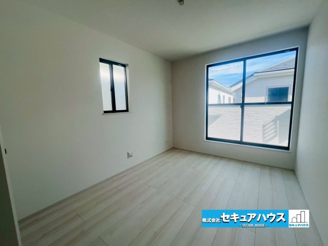 【今からご案内可能】知多郡東浦町森岡 全2棟の洋室|【洋室】
広々とした居住空間は日々の暮らしを彩り、心のやすらぎと満足感を与えてくれます。通風と採光を考慮した設計は子供たちはのびのび育ち、家族でくつろぎと団らんを生み出します。