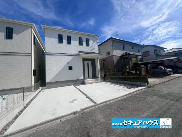 【今からご案内可能】知多郡東浦町森岡 全2棟 A号棟の居間・リビング|【LDK】
◆家族揃ってリビングで過ごすお休みの日が、楽しみになる場所となることでしょう。
対面式のオープンキッチンは、家事をしながら家族の様子が一目でわかる安心＆便利設備♪