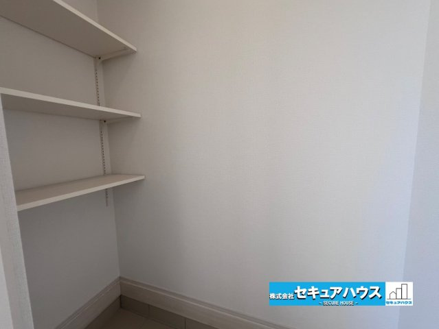 【今からご案内可能】知多郡東浦町森岡 全2棟 A号棟の浴室|【浴室】
◆アクセントパネルで落ち着きのある雰囲気を演出します。毎日の疲れを癒やすバスタイムをお楽しみ下さい！
窓付きで、カビの繁殖を抑える効果があります。また、空間を明るく広く見せる効果もあります。