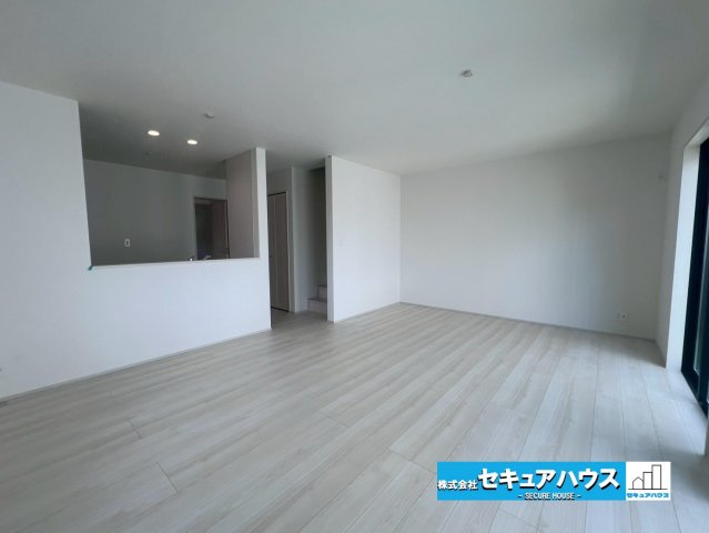 【今からご案内可能】知多郡東浦町森岡 全2棟 A号棟の独立洗面台|【独立洗面化粧台】
良く通勤通学に向かえそうですね！鏡の裏にはたっぷりと収納スペースを標準装備！
◆電源を付属しているのでドライヤーなど利用できます。