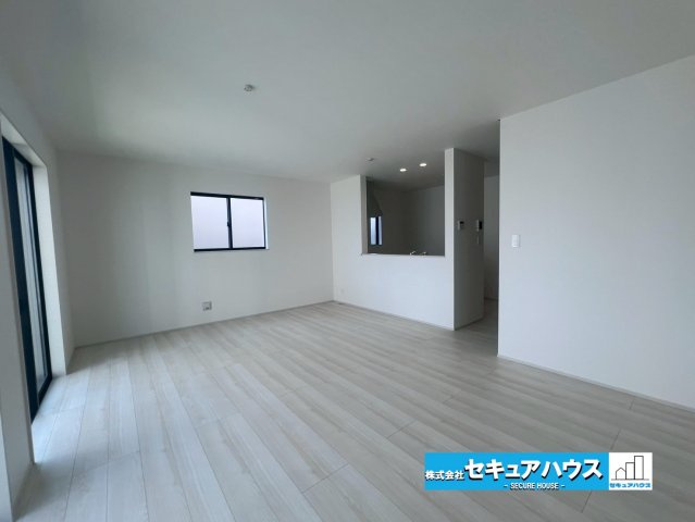 【今からご案内可能】知多郡東浦町森岡 全2棟 A号棟のトイレ|【高機能トイレ】
◆高機能トイレの多くは便器のフタの開閉が自動であり、使用後に手動で水を流す面倒もなく非常に便利です。スタイリッシュな見た目で、お掃除しやすく、節水効果が高いです。