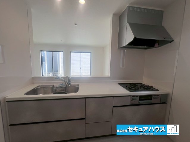 【今からご案内可能】知多郡東浦町森岡 全2棟 A号棟の洋室|広々とした居住空間は日々の暮らしを彩り、心のやすらぎと満足感を与えてくれます。通風と採光を考慮した設計は子供たちはのびのび育ち、家族でくつろぎと団らんを生み出します。