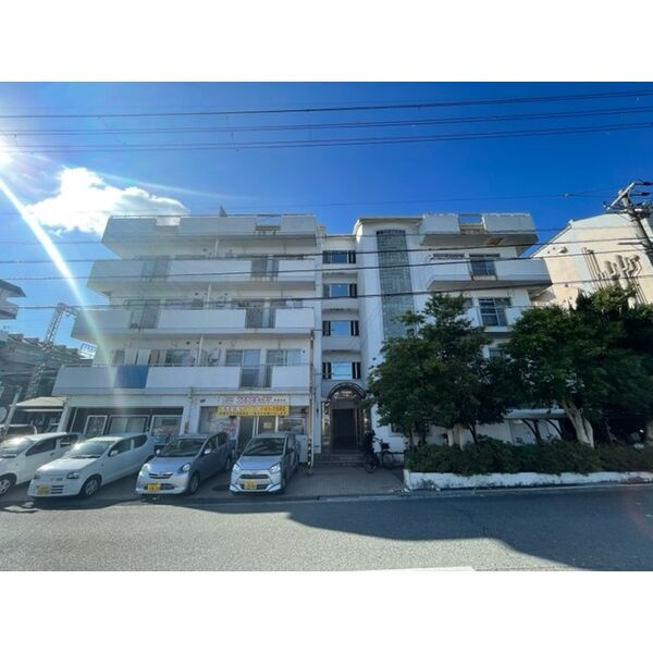 河辺ハイライフコーポの駐車場