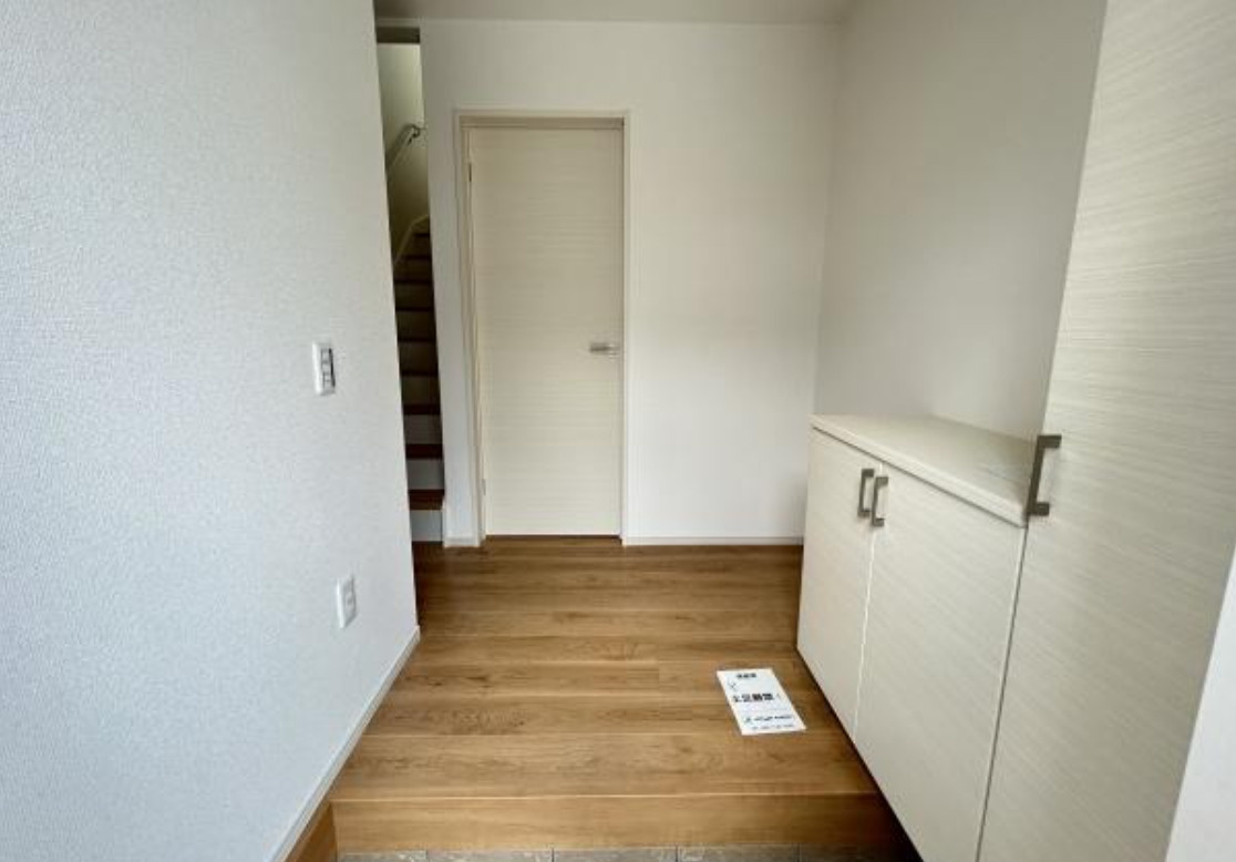 【新築戸建】向日市鶏冠井町沢ノ西「西向日駅」4LDKの玄関