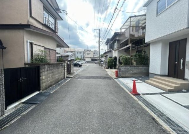 【新築戸建】向日市鶏冠井町沢ノ西「西向日駅」4LDKの前面道路含む現地写真