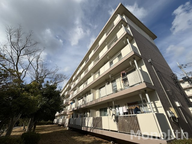 光明台６号棟の外観