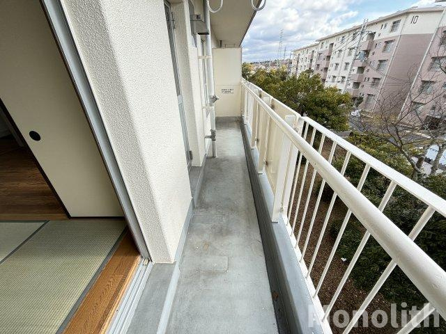 光明台６号棟のバルコニー