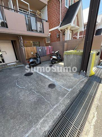 ダイドーメゾン塚口の駐車場