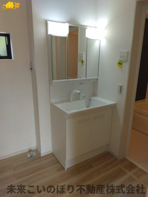 【独立洗面台】 | LIGARE蓮田市緑町13期　1号棟 | 鏡の裏は収納になっています。
スッキリ収納ができます！