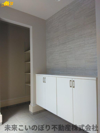 【玄関】 | LIGARE蓮田市緑町13期　1号棟 | 内側から見た玄関はとても開放感があり、気持ちよくお出かけができます。
収納もしっかりあるので家族の靴をきちんと片づけておけます。