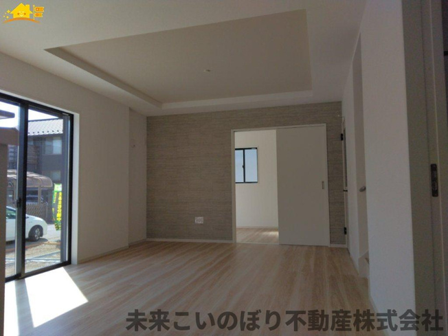 【居間・リビング】 | LIGARE蓮田市緑町13期　1号棟 | 解放感のある広々LDKで大切な家族との時間が過ごせます。