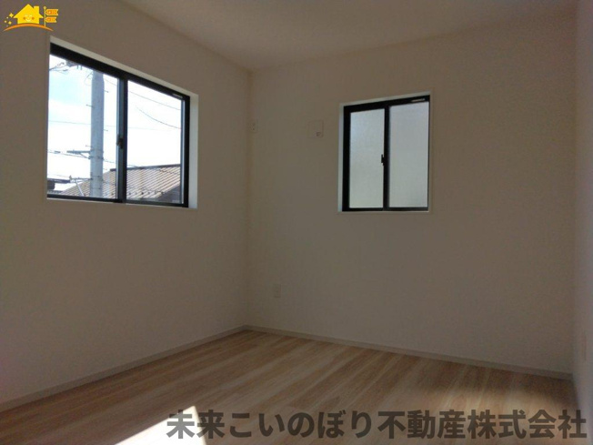 【子供部屋】 | LIGARE蓮田市緑町13期　1号棟 | 二面採光のお部屋で日当たり通風良好です！
収納も大きく過ごしやすいです。お子さんのお部屋にいかがでしょうか
