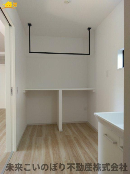 【脱衣所】 | LIGARE蓮田市緑町13期　1号棟 | 洗面脱衣室には窓があり空気の入れ替えが出来カビの防止対策できますよ。